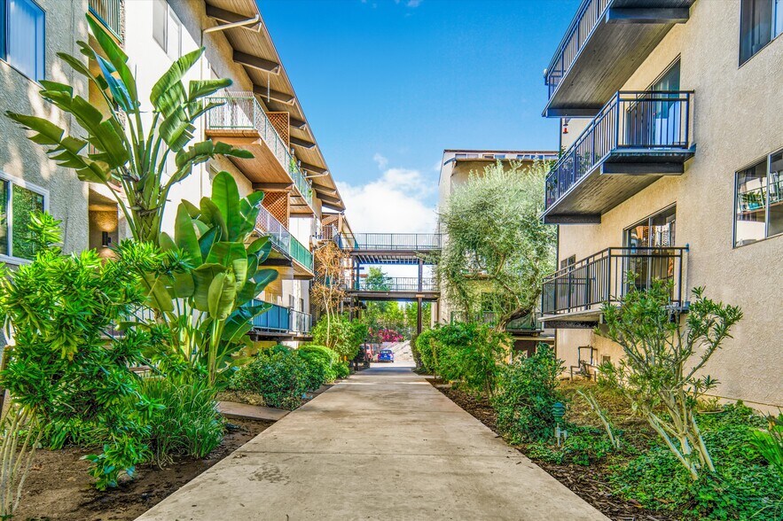 Building Photo - 5460 White Oak Ave