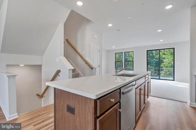 Building Photo - 6947 Gladebrook Rd