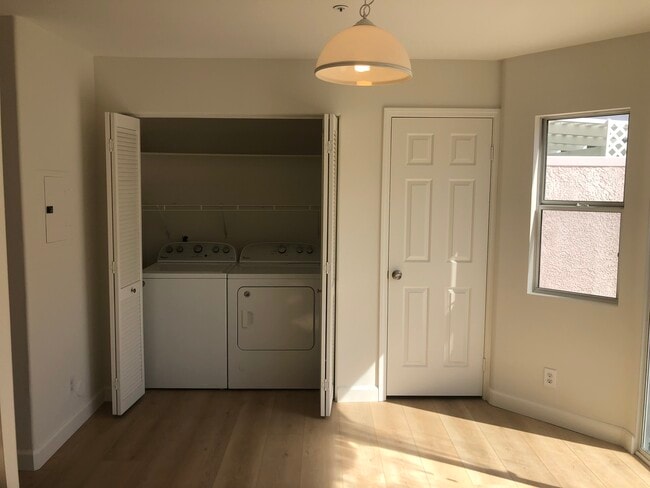 Building Photo - 279 N Skyline Dr