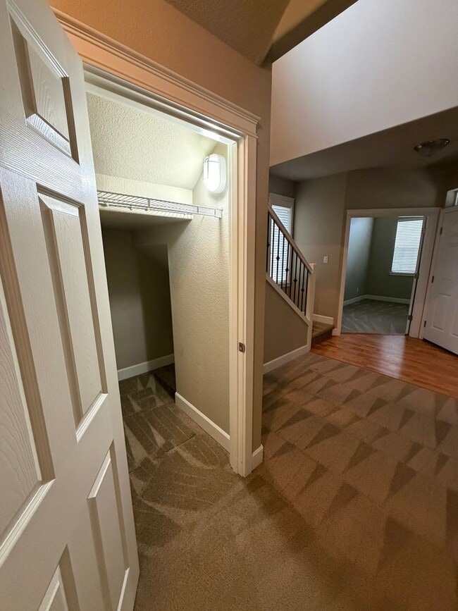 Building Photo - 3-Bed/2.5 Bath + Office & Bonus Room on Quiet Dead-End Street