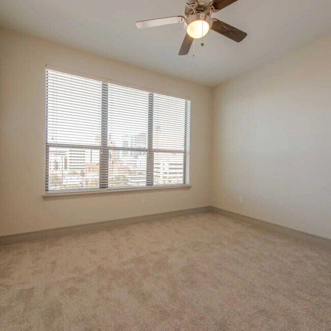 Building Photo - Downtown & $0 Deposits!