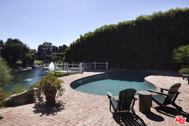 Building Photo - 10030 Toluca Lake Ave