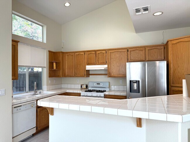 Building Photo - 3 Bed 2.5 Ba 2 Story 2 Car Garage in Folsom!