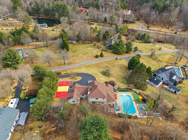 Building Photo - 12 Apple Tree Way