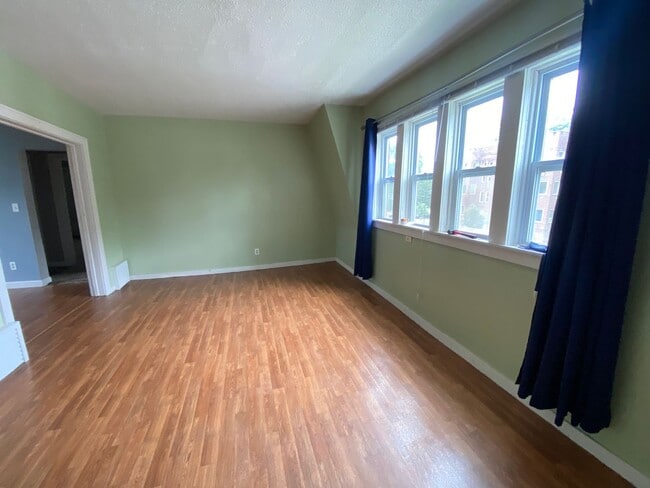 Building Photo - Updated 2 bed/1 bath Duplex for Rent!