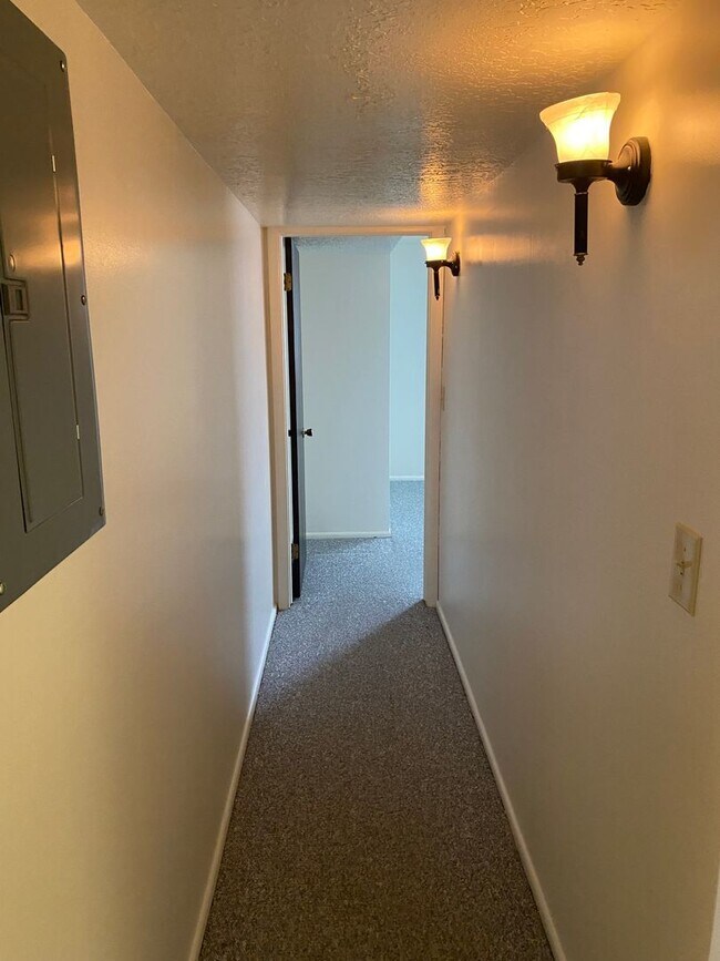 Building Photo - 2 Weeks Rent Free! Spacious 4 Bed, 3 Bath Condo in South Ogden