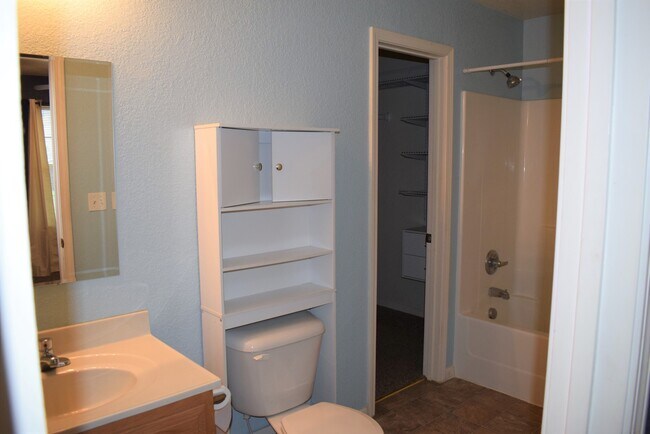Building Photo - 3 bedroom 2 Bathroom Duplex in Hunters Ridge