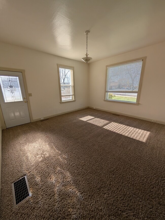 Building Photo - 207 E 100 N