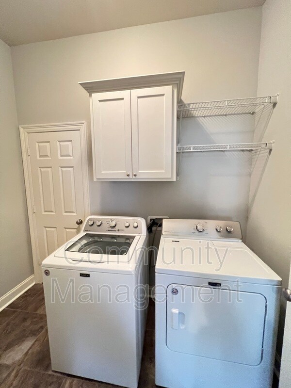 Building Photo - 8027 Seville Ct