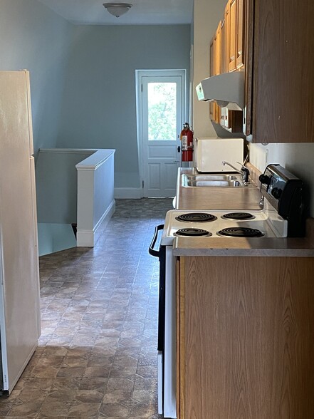 2nd floor - 1108 W 4th St