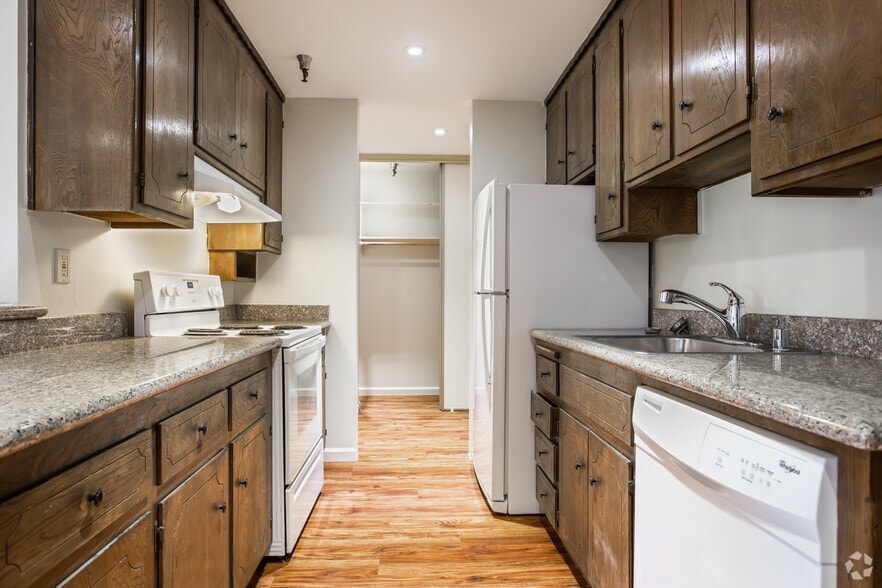 Primary Photo - Fountainbleau Apartments