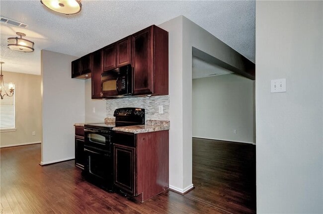 Building Photo - 1704 Northbrook Ln