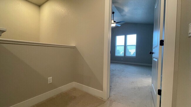 Building Photo - Great Townhouse in Windsor - Highland Meadows