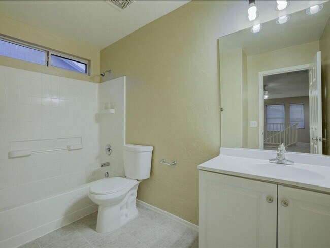 Building Photo - 2 Bedroom, 2.5 Bath