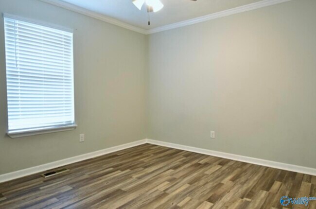 Building Photo - 2020 Ridge Crest Dr