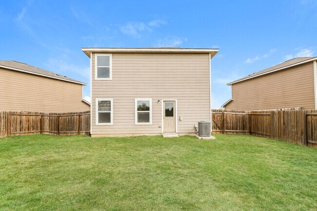 Building Photo - 3 Bedroom Ready for Immediate Move In!