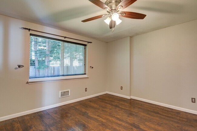 Building Photo - 4 bedroom 2 bath home
