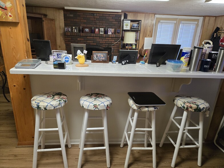 Breakfast counter with 4 stools - 3339 Sanford Dr