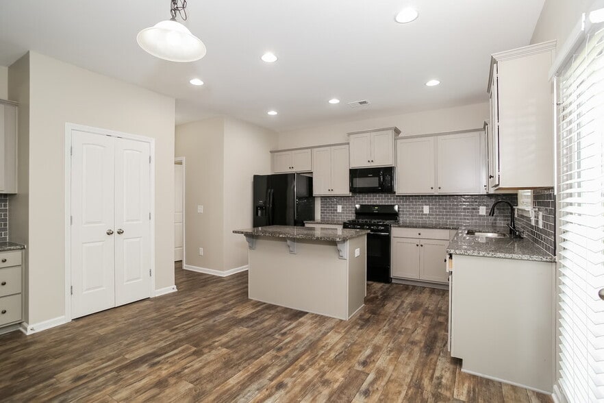 Building Photo - 214 Arbor Dr