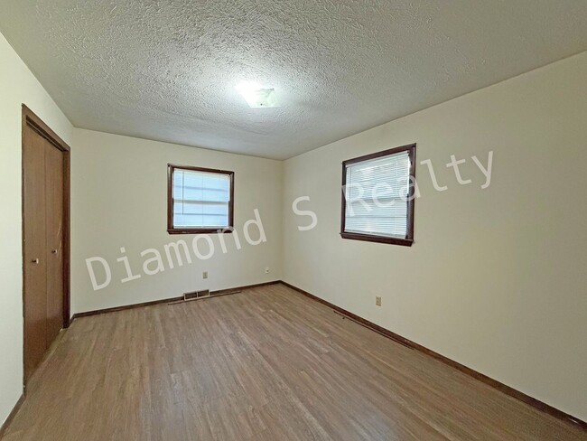 Building Photo - 3 Bedroom Home Located Near Sunset & Campbell