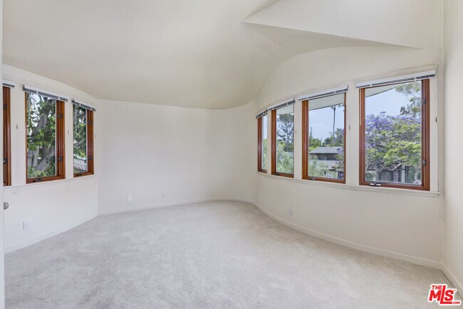 Building Photo - 1307 Ozone Ave