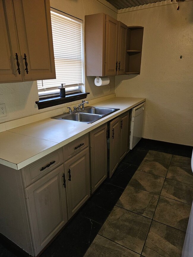 Building Photo - Cute 2 bed 1 bath in Midwest City Close to...