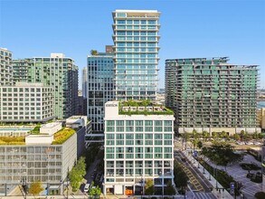 Building Photo - 1000 Water St