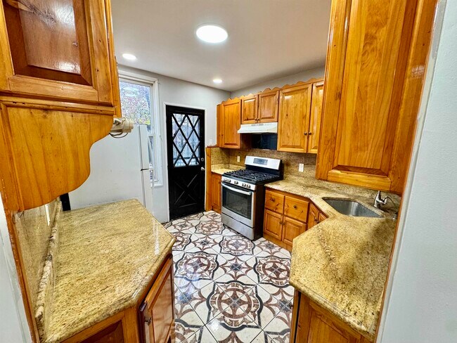 Building Photo - 272 Winfield Ave