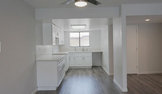 Building Photo - 620 W Hyde Park Blvd