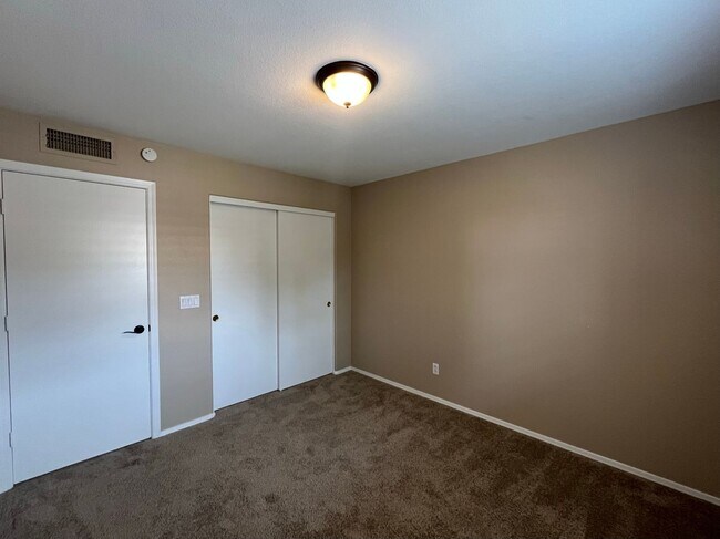 Building Photo - 4 Bedroom Home Near N McQueen Rd and E Cha...