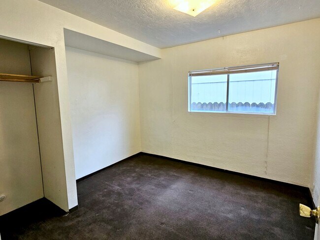 Building Photo - Cozy Rambler with Backyard Close to Columb...