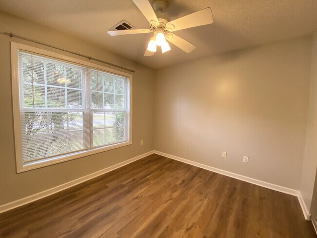 Building Photo - Home in Woodbridge With a Screened Porch and Private Backyard!