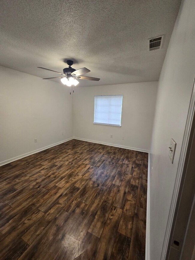 Building Photo - 2 bedroom 1 bath condo