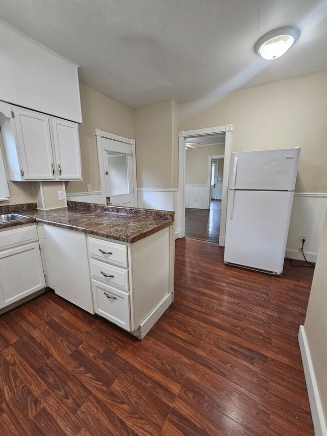 Building Photo - There is a $25 fee per application and eve...