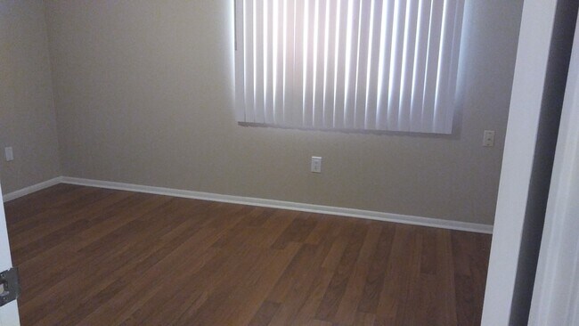 Building Photo - Townhouse