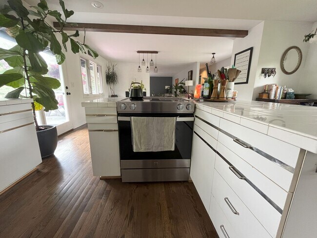 Building Photo - Spacious 4-Bedroom Home with Lush Landscap...