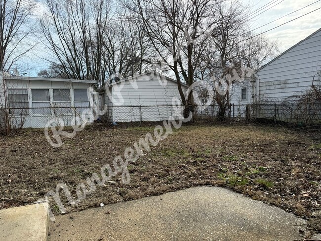 Building Photo - 2 Bed / 1 Bath + Office | Fenced Yard | 2-Car Garage | Quiet Street