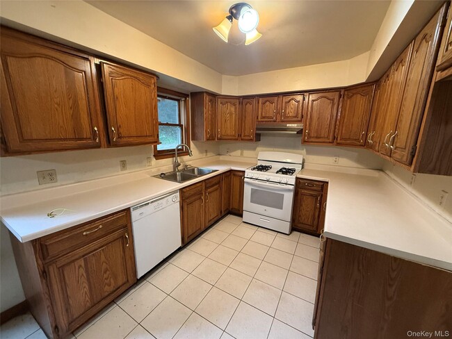 Building Photo - 7 Tanglewood Park Dr