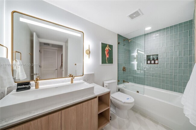 Building Photo - 601 NE 1st Ave