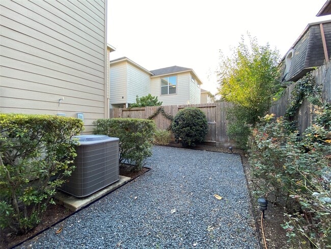 Building Photo - 9510 Cedarpost Square St