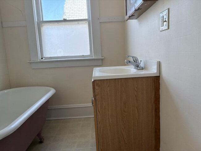 Building Photo - 48 Monroe St