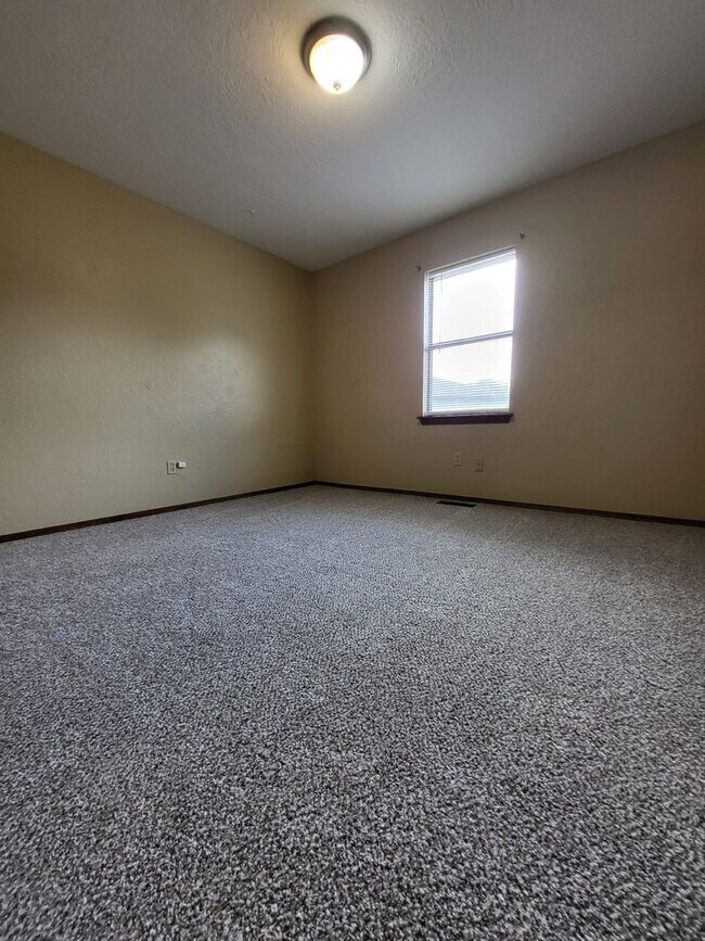 Building Photo - (3) Bed/(2) Bath in West Norman!