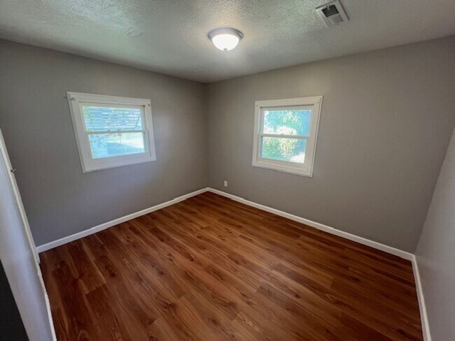 Building Photo - A Great 3BD/1BA Single Family Home!