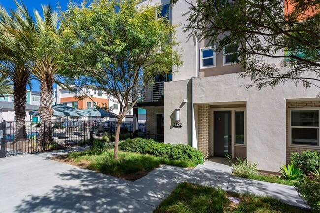 Building Photo - Contemporary Living in the Heart of Millenia