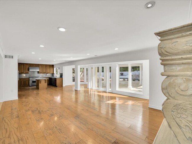 Building Photo - 9654 Wendover Dr