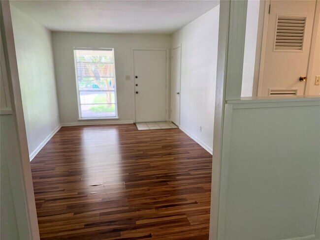 Building Photo - 5510 Delwood Dr