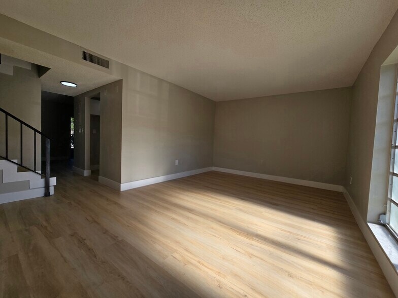 Building Photo - 17120 SW 94th Ave