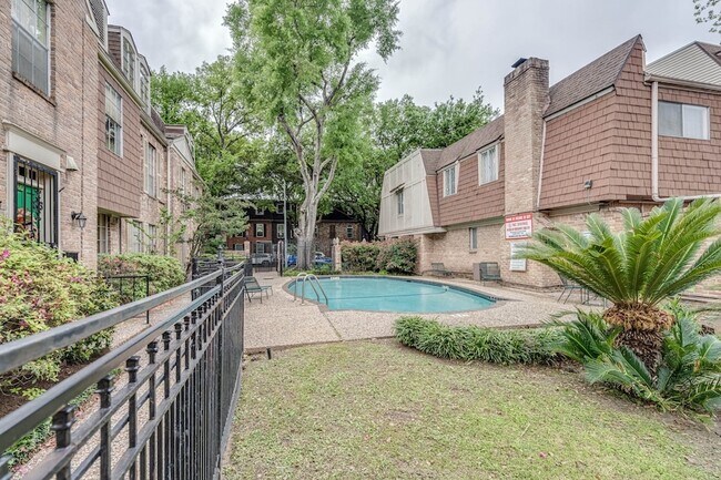 Building Photo - 384 N Post Oak Ln