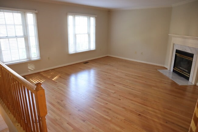 Building Photo - Premium Townhome in Kentlands Hill District