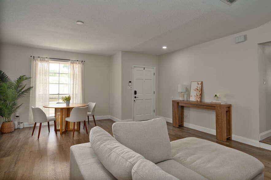 Building Photo - 4520 Lake Gem Cir